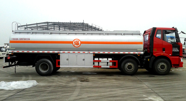 國(guó)五解放小三軸26方油罐車 國(guó)五解放小三軸26方油罐車
