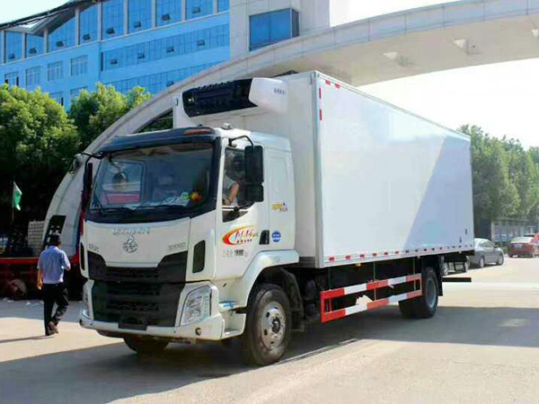 柳汽乘龍7.8米貨廂冷藏車