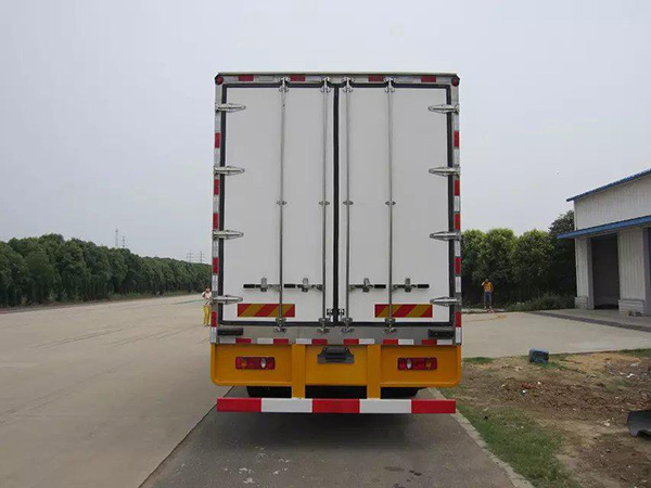 東風天錦7.4米冷藏車
