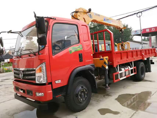 東風(fēng)廂長(zhǎng)5.1米隨車吊