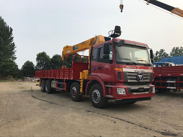 福田前四后八輪8.5米隨車吊 福田前四后八輪8.5米隨車吊