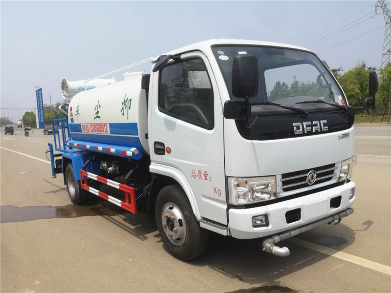 東風(fēng)多利卡藍(lán)牌霧炮車(chē)