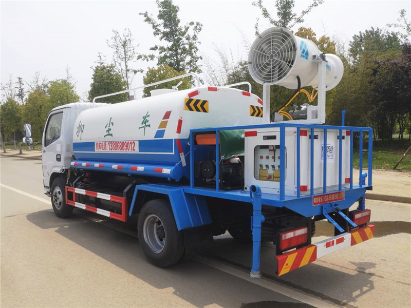 東風(fēng)多利卡藍(lán)牌霧炮車(chē)