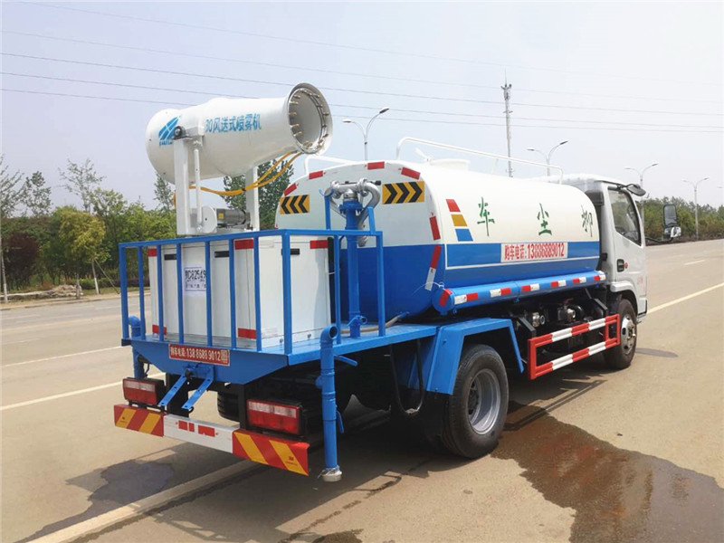 東風(fēng)多利卡藍(lán)牌霧炮車(chē)