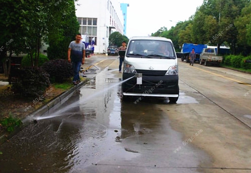 長(zhǎng)安路面清洗車(chē)沖洗效果展示