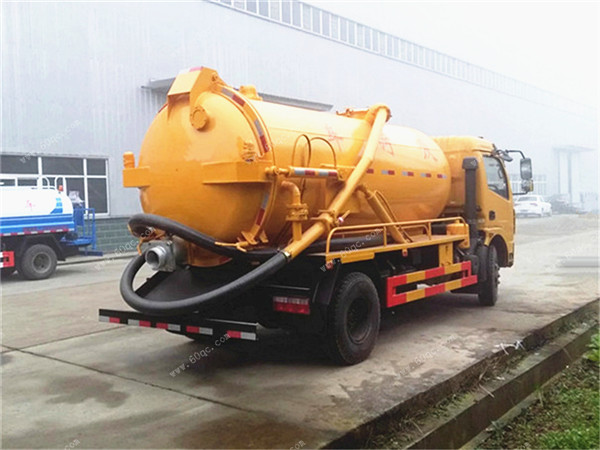 東風多利卡D7吸污車