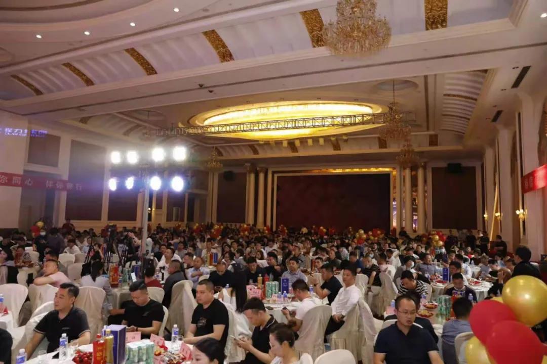 社會(huì)各界嘉賓與銷(xiāo)售經(jīng)理、新聞媒體及網(wǎng)紅代表600余人,盛況空前引人注目