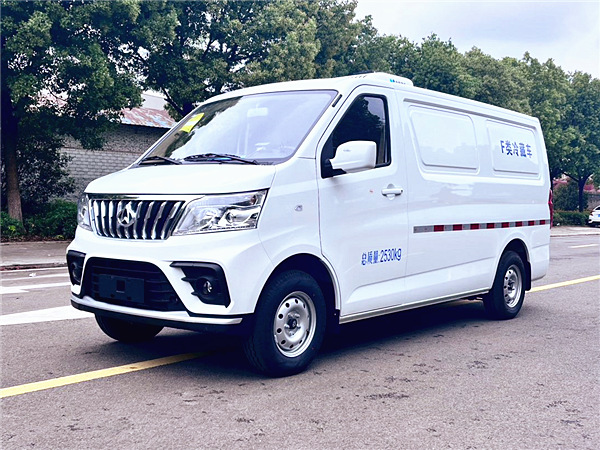 長(zhǎng)安睿行M80面包冷藏車(chē)