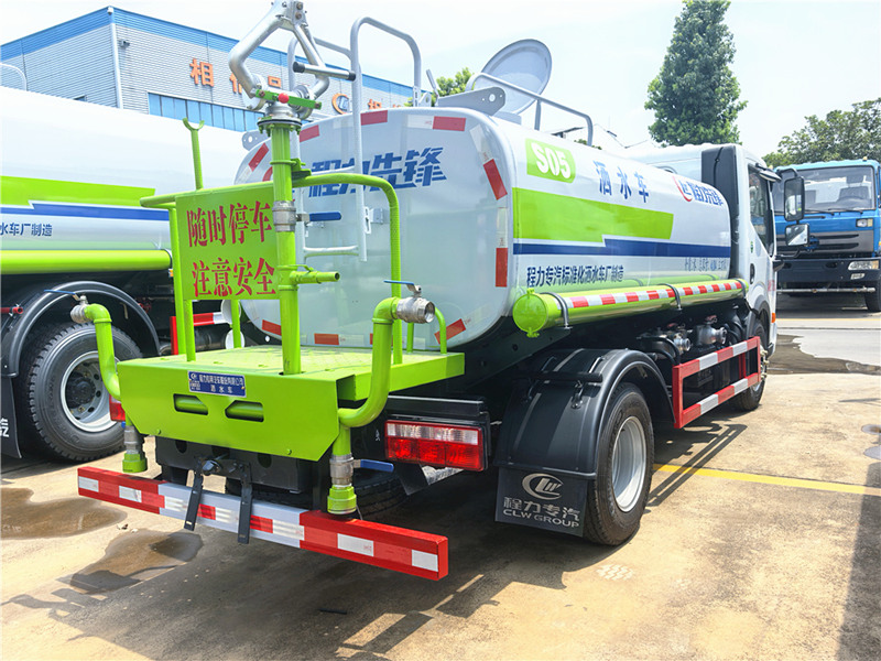 東風多利卡D6灑水車