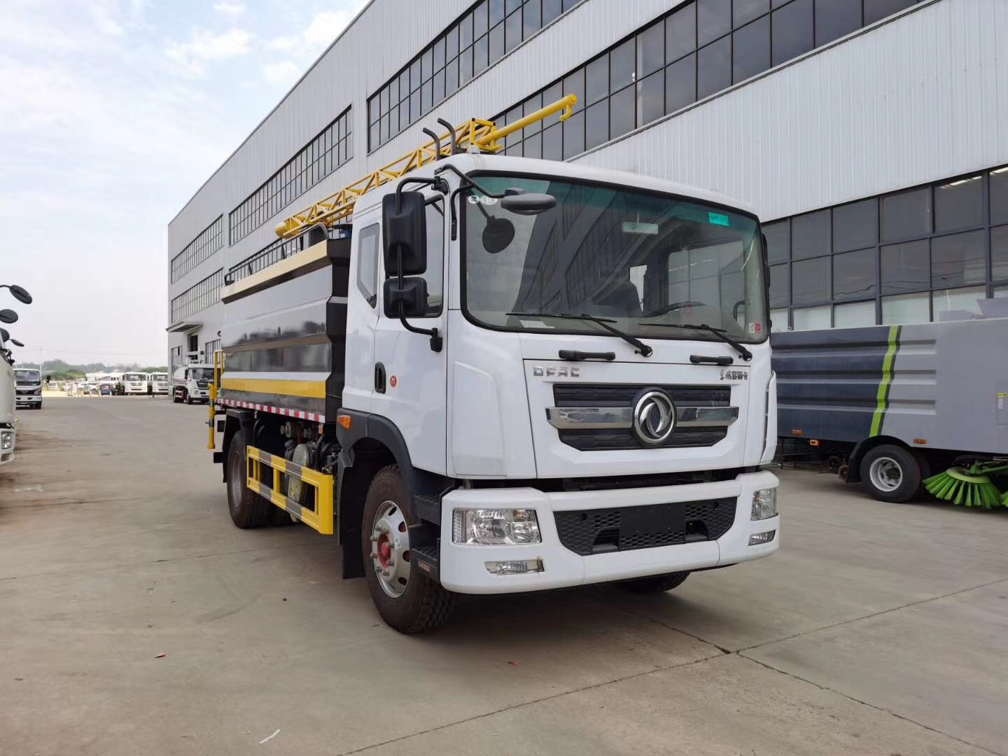 東風(fēng)多利卡D9鐵路抑塵車