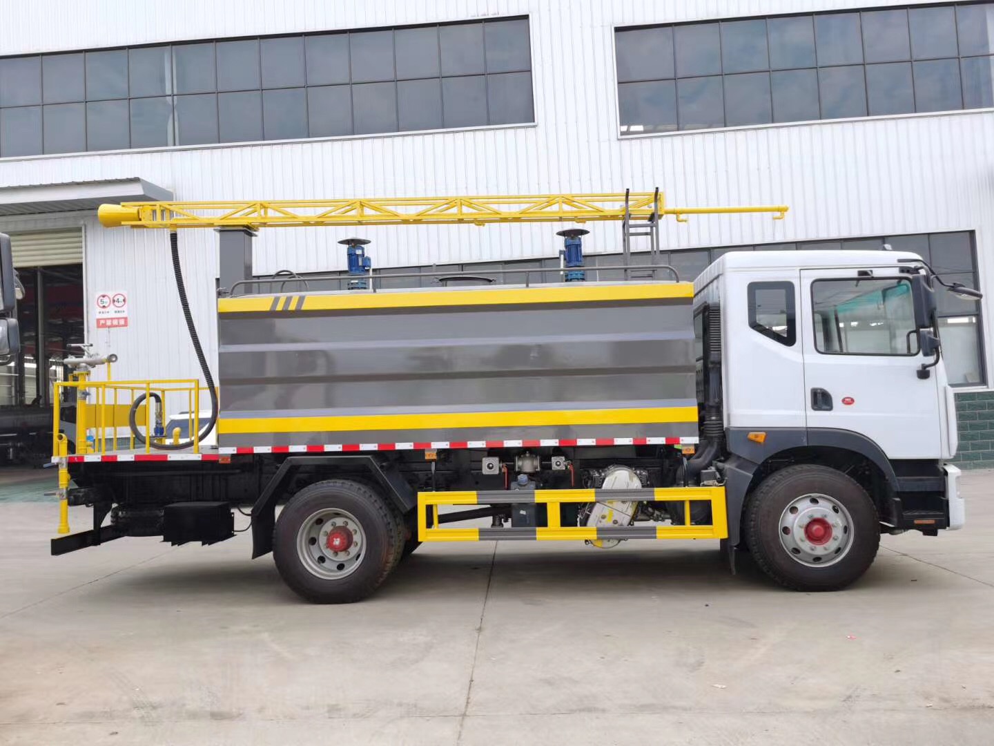 東風(fēng)多利卡D9鐵路抑塵車