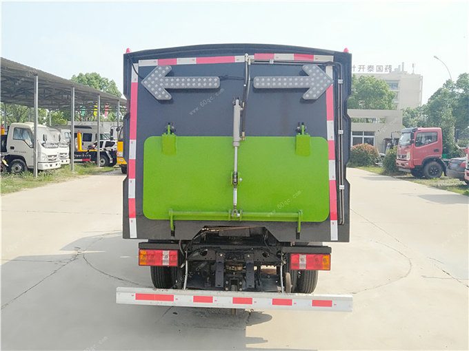 福田時(shí)代小型掃路車