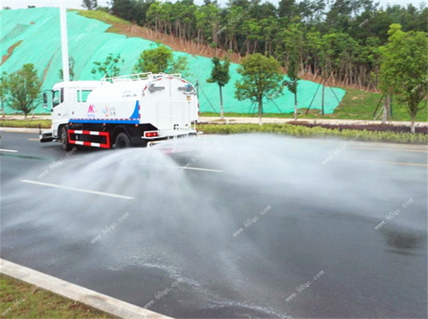 天錦高壓路面清洗車噴灑效果