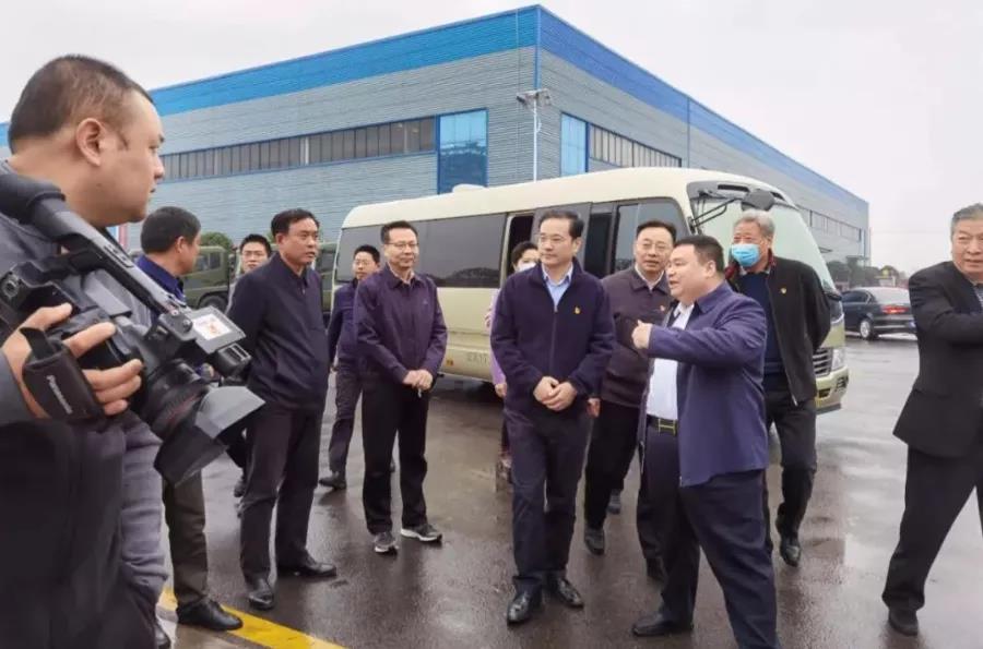 陪同錢遠坤書記調(diào)研視察的有分管工業(yè)的副市長吳超明、曾都區(qū)區(qū)委書記張健，以及市區(qū)直屬部門的相關領導
