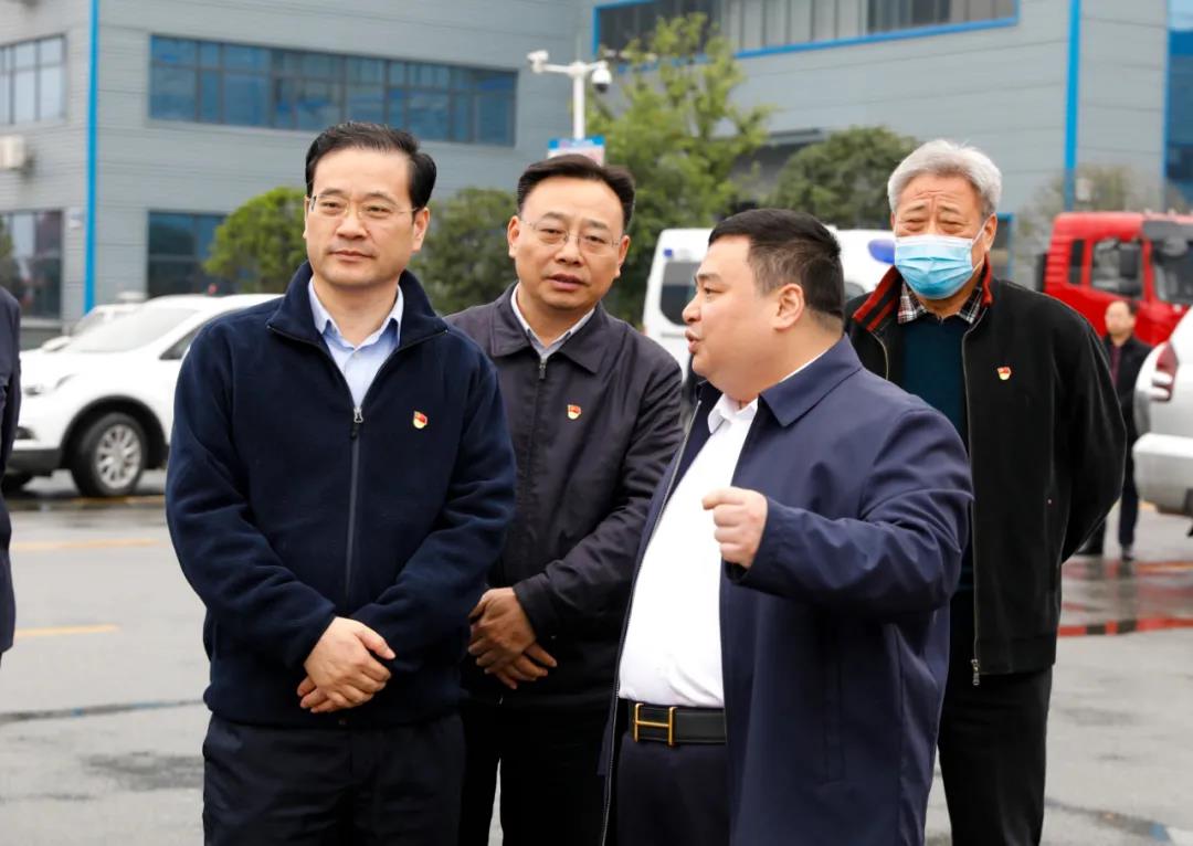 程阿羅，黨委副書記、常務副總經(jīng)理程國強，黨委書記何儒安、總經(jīng)辦服務中心主任張火生