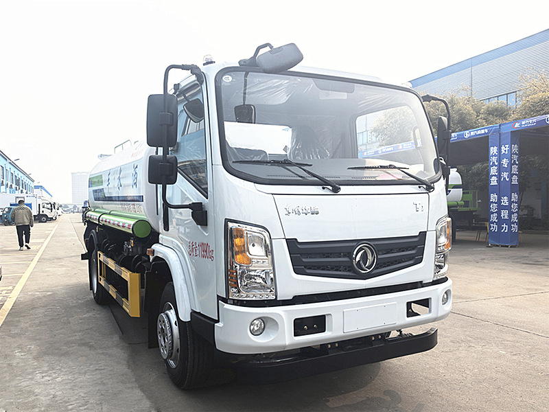 抑塵霧炮車、程力灑水車都來了，開展消毒作業