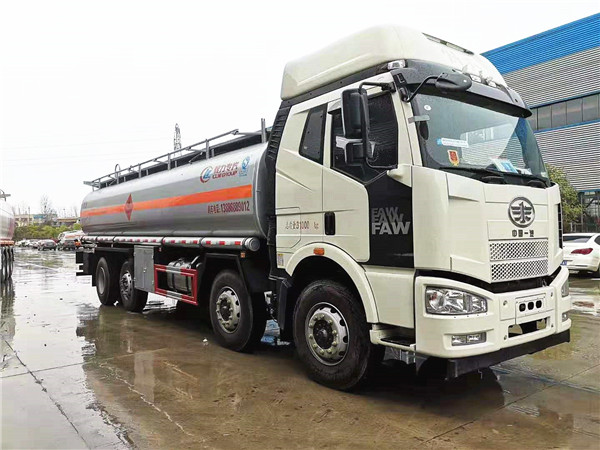 26方運油車，解放前四后六運油車發車到遼寧大連