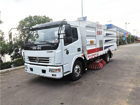 東風多利卡D7掃路車軍工產(chǎn)品發(fā)河北張家口！